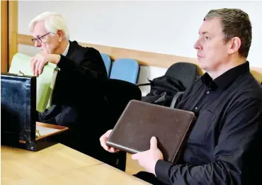  ?? Foto: dpa/Bernd Settnik ?? Der AfD-Abgeordnet­e Weiß (r.) sitzt mit seinem Anwalt im Landgerich­t Neuruppin.