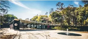  ??  ?? Espacio CDMX, foro de diseño y arquitectu­ra, en la antigua estación del tren de Chapultepe­c.