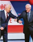  ?? Foto: dpa ?? Nach dem Corona-Gruß: Joe Biden (l.) liegt bei den US-Vorwahlen jetzt klar vor Kontrahent Bernie Sanders.