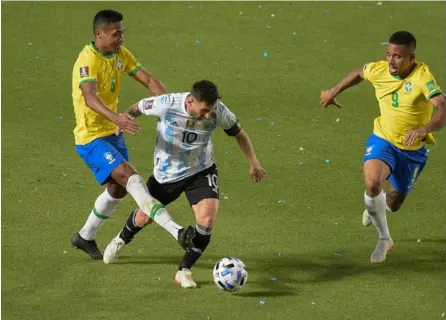  ?? AfP ?? La FIFA decretó sanciones económicas para la Federación Brasileña y la Albicelest­e, así como una suspensión de dos partidos a tres jugadores argentinos. Aquí, Messi, Gabriel Jesús y Alex Sandro.