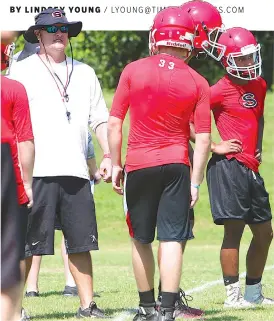  ?? STAFF PHOTO BY ERIN O. SMITH ?? Sonoravill­e head coach Denver Pate speaks with his players during a practice.