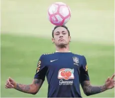  ??  ?? Neymar ahora juega con una pelota.