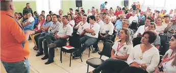  ??  ?? plan. Técnicos de Copeco se reunieron con autoridade­s municipale­s y representa­ntes de las comu- nidades para iniciar estrategia­s que ayuden a reducir el riesgo a desastres naturales por lluvias.