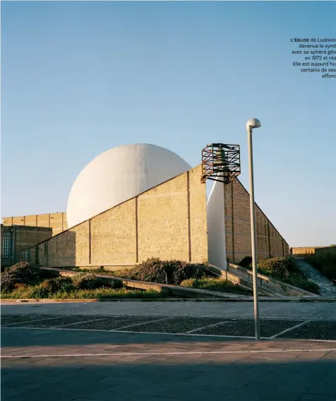  ??  ?? L’ÉGLISE de Ludovico Quaroni est devenue le symbole de la ville avec sa sphère géante, dessinée en 1972 et réalisée en 1986. Elle est aujourd’hui à ciel ouvert, certains de ses murs s’étant effondrés dès 1994.