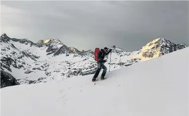  ?? ?? El madrileño afincado en Campo, Alberto Rodríguez, durante una de sus travesías en alta montaña.