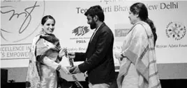  ??  ?? ACCOLADES Nadiya Shafi receives her award at the Teen Murti Bhavan in New Delhi