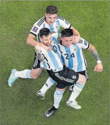  ?? ?? Messi celebra un gol con Enzo Fernández y Julián Álvarez.