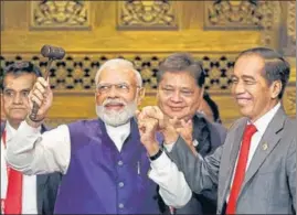  ?? AP ?? Indonesia's President Joko Widodo hands over the G20 gavel to Prime Minister Modi in Bali.