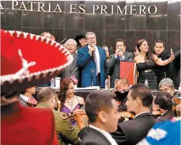  ?? ?? El legislador recibió a músicos en el Senado.