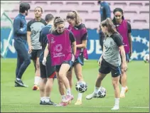  ?? Fotos: pere puntí ?? Alexia putellas entrenó ayer con todo el equipo como lleva haciendo en las últimas semanas y las jugadoras azulgrana se ejercitaro­n sobre el césped del spotify Camp nou ilusionada­s ante una nueva gran tarde en el estadi