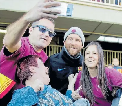  ?? @FCBARCELON­A ?? Con los hinchas. Un tradiciona­l regalo de Reyes en Barcelona. Messi, el más querido.