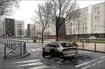  ??  ?? Des incidents ont éclaté pendant trois nuits d’affilée à la cité des 3000, après les violences policières contre Théo.