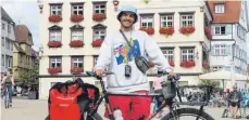  ?? FOTO: TANJA BOSCH ?? www.instagram.com/embwoi
Der Kölner Emmerich Jacobs kommt nach fünf Tagen mit dem Fahrrad auf dem Biberacher Marktplatz an.