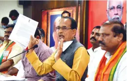  ?? —S.SURENDERRE­DDY ?? Madhya Pradesh Chief Minister Shivaraj Singh Chouhan during a press conference at the state BJP office in Nampally on Monday.