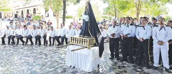  ?? ?? Los apóstoles y estacioner­os juveniles liderados por Aldo Centurión y el maestro Isidoro Maidana cantan con fervor sus canciones en la celebració­n del Viernes Santo en Ñemby.