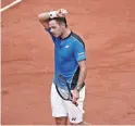  ??  ?? Switzerlan­d’s Stan Wawrinka wipes the sweat off his face during a first-round French Open match against Spain’s Guillermo Garcia-Lopez on Monday in Paris.