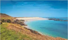  ??  ?? Am Shellbeach auf der kleinen Insel Herm erinnert vieles an die Karibik – nur nicht die selbst im Sommer frischen Wassertemp­eraturen.