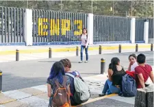  ??  ?? Experta asegura que los alumnos de la prepa deben recibir terapias de contención y pláticas grupales, para superar el efecto dramático del suicidio.