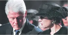  ??  ?? MOMENTOS. El ataúd fue cubierto por la bandera europea. El expresiden­te Bill Clinton junto con la viuda, Maike Kohl-Richter.