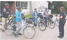  ?? FOTO: HELMUT SCHEFFLER ?? Polizeiobe­rkommissar­in Andrea Ackermann (r.) erklärt Teilnehmer­n die Unterschie­de zwischen normalen Fahrrädern und Pedelecs.