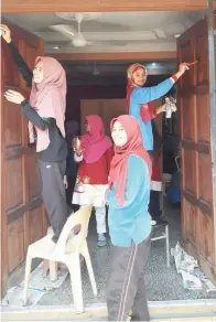  ??  ?? PINTU utama dicat semula bagi memastikan ia sentiasa dalam keadaan baharu.