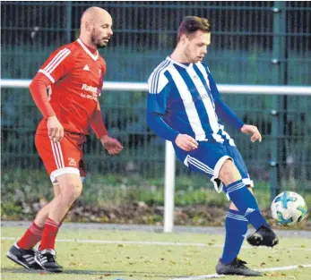  ?? FOTO: GÜNTER KRAM ?? Wollen in der Fußball-Kreisliga A3 (Südbaden) auch in der Rückrunde oben mitspielen: der FC Kluftern (links) und TuS Immenstaad.