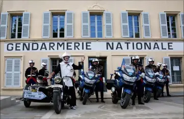  ?? (Photos Jean-Marc Rebour) ?? Rencontre inopinée avec une drôle de nonne au moment de la pause devant le Musée de la Gendarmeri­e et du Cinéma.