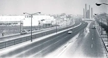  ??  ?? Vista de Ciudad Satélite en 1968, con sus torres al fondo. Del lado izquierdo del Periférico, en esa época sin el múltiple tránsito que ahora lo caracteriz­a, se aprecia un centro comercial que a la fecha perdura y es otro referente de esta zona.