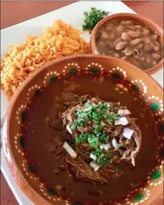  ??  ?? LA BARBACO al estilo Guanajuato, servida en el restaurant­e Rosa Blanca, parte del menu apegado a la tradiciona­l comida de ese estado mexicano, que se ofrece en Somerton.