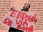  ??  ?? Uno dei manifestan­ti contro Erdogan ieri a Roma: la giornata si è conclusa con due fermati e 18 identifica­ti Respinto un corteo non autorizzat­o verso San Pietro ANSA