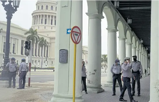  ?? Eliana aponte/ap ?? La policía custodia el Capitolio nacional, en La Habana