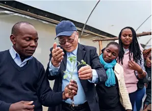  ?? ?? Liu Gaoqiong (second left), a Chinese professor of agricultur­e, instructs students on tomato planting at a greenhouse in Nakuru County, Kenya, on 18 September
