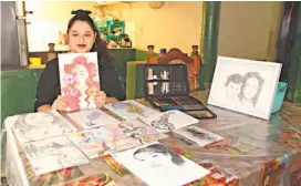  ??  ?? Habilidad. Idalia Claribel Amaya Interiano es una apasionada del dibujo desde que era una niña. Su aprendizaj­e ha sido empírico.