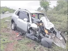  ??  ?? La camioneta Hyundai Tucson también quedó destruida. Su conductor falleció en el choque frontal de ayer.
