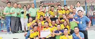  ??  ?? JUARA: Pemain Bumi Bakong FC sempat merakam kenangan bersama Harden (tujuh kiri) dan Posa (belakang lima kanan) sebaik selesai majlis penyampaia­n hadiah.