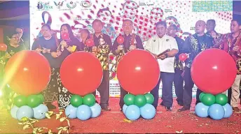  ?? ?? Sempurai (front, fourth right), Teo on his right and other guests get ready to perform the gimmick to mark the closing of the three-day Durin Festival 2022.