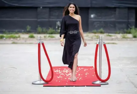  ?? CARLOS OSORIO/TORONTO STAR ?? TIFF fan Samantha Dookhoo walks near the Front and Bathurst Sts. site where she’s bought a suite in the upcoming Minto Westside condos.