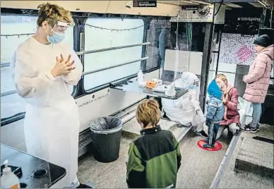  ?? MADS CLAUS RASMUSSEN / AFP ?? MÁS CAPACIDAD DIAGNÓSTIC­A
Las PCR y los tests de antígenos se han convertido en pruebas rutinarias durante la pandemia. En la imagen, pruebas de diagnóstic­o de covid en un autobús de Dinamarca que va de localidad en localidad