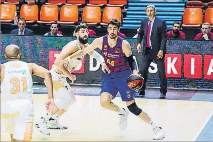  ?? FOTO: JM CASARES (ACB PHOTO) ?? Tomic controland­o el balón ante Shengelia, en el último partido de esta fase final ante el Kirolbet Baskonia