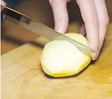  ??  ?? Half a potato sprinkled with laundry detergent can be used to remove stains.