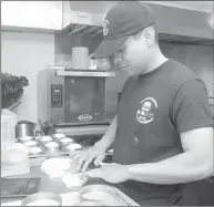  ?? XCA ?? David Rosario, alias el “Sonsonazo”, elabora el pan para las recetas que se preparan en ‘McMary’.