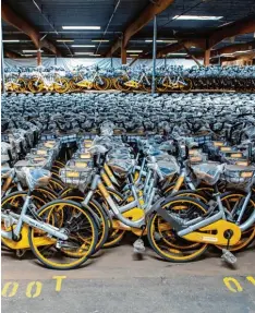  ?? Foto: dpa ?? Rund 10 000 Leihfahrrä­der des Anbieters Obike warten in einer Lagerhalle auf ihre Abholung. In München und anderen Städten wachsen die Probleme.
