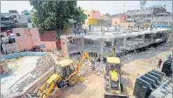  ?? DEEPAK GUPTA/HINDUSTAN TIMES ?? LMC Bulldozers demolished illegal constructi­on at Aminabad near Hanuman Temple in Lucknow on Thursday May 05, 2022.