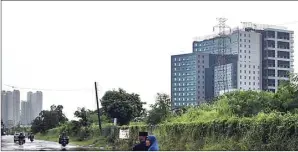  ??  ?? GHOFUUR EKA/JAWA POS GAYA HIDUP: Gedung bertingkat berjejer di Jalan Ir Soekarno. Banyak hunian vertikal di kawasan itu.
