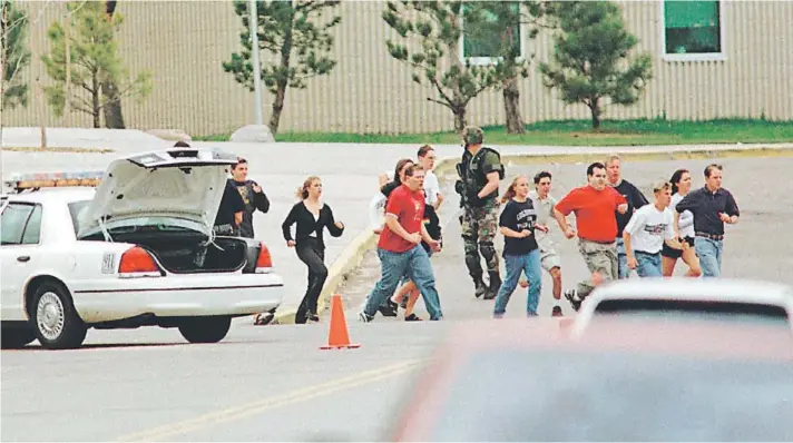  ??  ?? Estudiante­s del Columbine High School corren tras ser evacuados por la policía en Littleton, Colorado, luego de que dos adolescent­es irrumpiera­n en la escuela.