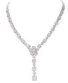  ??  ?? 1. For those who love glamour: sparkling diamond necklace.