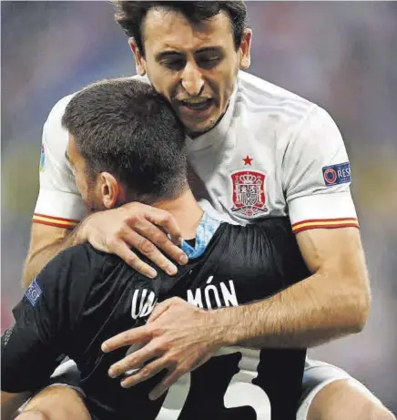  ??  ?? Oyarzabal anotó la pena máxima decisiva y se abrazó con Unai Simón, el meta que atajó dos penalties a Suiza // AFP
