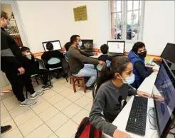  ?? (Photo Patrice Lapoirie) ?? Moment studieux pour les collégiens de e et e qui, jeudi lors de l’inaugurati­on de L’EPN, étaient occupés à boucler leurs devoirs, épaulés par les animateurs de la MJC et plusieurs bénévoles en ligne.