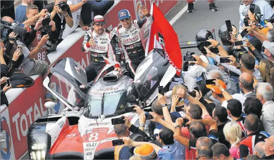  ?? AFP / LOIC BENANCE ?? Fernando Alonso i Sébastien Buemi, celebren la victòria al circuit de Le Mans.