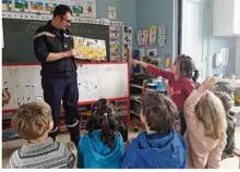  ??  ?? Le pompier Vincent Spetly, un parent d’élève, était également de passage à l’école, lundi, pour indiquer les gestes de premiers secours aux grandes sections.